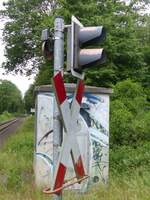 Lichtzeichenanlage noch mit mechanischer Glocke ausgestattet an BÜ in Steinfurt=Sellen, 25.05.2022