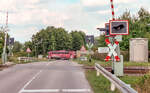 Wie bekommt man beide Bahnübergänge westlich von Beuerlbach auf ein Bild? Das ist die einzige Perspektive, die mir bei mehreren Besuchen gelang: Hinten ein Güterzug nach Nürnberg