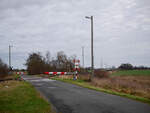 Dieses Bild zeigt die noch vorhandene WSSB in Güterglück. Die Straße führt weiter nach Töppel. 
Der RE13 kommt aus Richtung Zerbst.