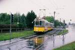 Stuttgart, eine Sonderfahrt im Regen: TW 802 (MF Esslingen Reihe T2) und zwei Beiwagen ( Schiffchen  genannt, Serie B2) auf ihrem Weg zwischen Feuerbach und Weilimdorf (1988 ?)