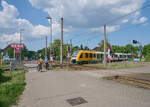 622 004 war am 02.05.2025 als RB 62175 von Rathenow nach Brandenburg / Havel unterwegs. Gerade hat der Zug den Haltepunkt Brandenburg-Görden verlassen und überquert die Gördenallee mit den Gleisen der Brandenburger Straßenbahn.