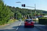 Blick auf den Bahn�bergang J�gerstra�e in Burbach.

Burbach 20.07.2024