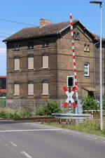 Fr�her (1990) Strecke 230  Dessau-Falkenberg-Horka, Bahnhof Schwarzbach, zwischen Ruhland  und Hohenbocka, heute aufgelassen, die Strecke ist die 229, eigentlich eine G�termagistralele, aber nach 30 Minuten warten gab der Fotograf auf......denn die Schranke blieb offen.
29.07.26  gegen 14:00 Uhr.
