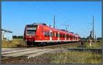Zwischen Mahlwinkel und Angern-Rog�tz passiert 425 012-2 der DB Regio am 09.08.2026 eine Landstra�e, wo der letzte B� der Bauform HS-64b seinen Dienst versieht.