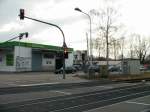 Eine Verkehrsampel direkt  im  Bahnbergang. Wenn hier rot ist steht man auf dem Gleis ;-) In Oberkirch (Renchtalbahn) gibt es zwei solcher verschachtelten Bahnbergnge mit direkten Verkehrskreuzungen vor und hinter dem Bahnbergang. Am 22. Februar 2008 erstellt.