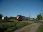 Der FLIRT fhrt ber einen Bahnbergang, der (n)ostalgischer nicht sein knnte: DR-Halbschranken, die Landstrae ist grob gepflastert und die Schranke bimmelt sogar noch mechanisch :)  BR 429 bei
