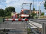 Am 07. August 2009 fhrt TW 2306 in die Haltestelle  Hrth-Hermlheim  ein. Interessant finde ich hier die Position der Bahnschranke.