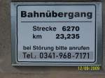 Hinweisschild zum Bahnbergang KBS 544 (Zwickau (Sachs) - Plauen (Vogtl) - Hof/Bad Brambach - Cheb - Marktredwitz/Marianske Lazne) Ortslage Unterhermsgrn, nahe Oelsnitz/Vogtland    
