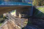 Die neue Brcke machte den letzten ortsbedienten B der Elstertalbahn berflssig, wie lang das jetzt wettergeschtzte Deinstgebude des Po31, am Hp Elsterberg-Kunstseidenwerk, noch existiert ist alledings fraglich. (20.10.2009)