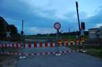 Gesperrter Bahnbergang in Mnchengladbach-Genhausen am Abend des 7.8.2010.