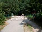 Auch das ist ein Bahnbergang.berweg fr Radfahrer und Fussgnger zum Strand zwischen Prora und Binz.