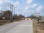 Bahnbergang  Sdstrae ,am 27.Mrz 2011,an der Abzweigstelle Borchtitz ber die man auch nach Mukran kommt.Das Bahnwrterhaus ist sogar noch bewohnt.