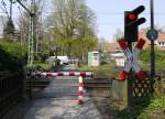 Ein - zumindest in Hamburg - wohl einmaliger Bahnbergang, nur fr Fugnger! B Schlogarten in Wandsbek, an der viel befahrenen Strecke Richtung Lbeck.