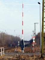 Ungewhnlicher Anblick: Signal Fahrt frei und Bahnbergang offen, doch vor Passieren des nchsten Zuges war die Schranke unten - Coswig(Dresden), 01.02.2006 - Nachtrag von Frank Schiffmann: Das Signal ist ein Autoblocksignal - genauer das Vorsignal -> Grundstellung immer Fahrt - die Schranke wird dann einfach noch zustzlich berwacht - und bei Bedarf geschlossen.

