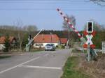 Dieser Bahnbergang befindet sich in der Nhe von Bergen/Rgen an der Hauptstrecke KBS 195.Aufnahme am 16.April 2011.