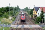 Geschafft, der Fotograf war schneller als 182 024-0 , die mit dem RE Saxonia aus Leipzig am 23.06.2012 gegen 12:48 Uhr auf den Bahnbergang von Priestewitz zueilt. 
Der   bunte  Bahnbergang erschien als Motiv geeignet.