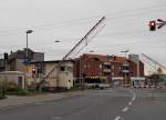 Bahnbergang Rheindahlener Strae/Poststrae, gerade schliet die Schranke, damit eine RE 4 in Richtung Aachen gefahrlos passieren kann.