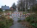 Bahnbergang an der Anschlubahn zum Zementwerk in Lgerdorf am 18.November 2012.