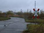 Unbeschrankter Bahnübergang am Stralsunder Bahnstromwerk am 02.November 2013.