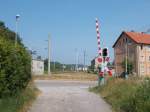 Schranke für den Feldweg  Am Bahndamm  am Bahnübergang Merkelstraße,am 08.Juli 2014,in Sassnitz.