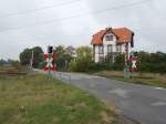 Dieses bewohnte Bahnwohnhaus steht an der Strecke Rostock-Stralsund am Bahnübergang Behrenshagen.Aufnahme vom 21.September 2014.