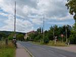 Bahnübergang mit mechanischen Schranken auch für Fußgänger in Bleicherode zwischen den Bahnhöfen Bleicherode Ost und Bleicherode Stadt an der seit 2003 (letzter Personenzug)