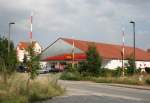 Bahnbergang am Bahnhof Herrnhut im stillgelegten Abschnitt der Strecke Zittau–Lbau am 02.08.2014. Der Personenverkehr wurde zum 24.05.1998 eingestellt, der Gterverkehr am 02.01.2002.