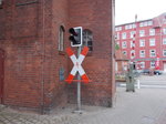 Am Stellwerk W4 klebt die Warnblickanlage für den Bahnübergang Tribseer Damm in Stralsund.Aufnahme vom 16.Juni 2016.