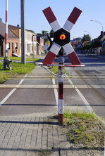 Andreaskreuz mit integriertem Blinklicht am BÜ Havelbergstraße in Pritzwalk (20.7.16).