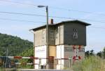 Blockstelle Schulpforte zwischen Naumburg und Bad Kösen 10.07.2004 8.03 Uhr mit der Bahnschranke (Fischhaus Seite), alles schon lange abgerissen