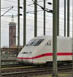 Bautzen/Budyŝin Steuerwagen 808 043-4 voraus am Samstag den 25.11.2017 auf der Hohenzollernbrücke Köln mit Messeturm