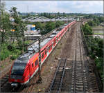 Stuttgarts Bahn-Zukunft im Hintergrund -    Während des S-Bahnzug noch den Neckar auf der zweiten Bahnbrücke überquert wird im Hintergrund die dritte Brücke so allmählich in