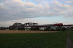 IC2223 als Umleiter auf der Haus Knipp Brücke in Duisburg am Abend des 11.4.19