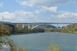 17.04.2018, Schnellfahrstrecke Fv1 Erfurt - Ebensfeld, ICE 1510 München - Hamburg fährt auf der Brücke über den Froschgrundsee bei Rödental.