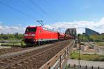 DB Cargo 185 065-0 am 03.05.19 auf der Deutschherrenbrücke in Frankfurt am Main von einen Steg aus fotografiert