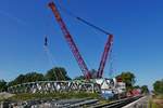 Am Tag nach dem Aushub der Argenbrcke. Am 20.09.2019 steht bei Langenargen die aus dem Jahr 1898 stammende, genietete Eisenbahnbrcke neben der neuen Brcke, die derzeitig zusammengeschweit wird und im November/Dezember eingesetzt werden soll.