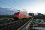 DB Fernverkehr 101 145-1 mit IC am 10.01.20 in Frankfurt auf der Deutscherrnbrücke von einen Steg aus fotografiert