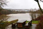 17. Dezember 2011, die Brücke über den Froschgrundsee im Zuge der Neubaustrecke Erfurt - Ebensfeld macht einen fertigen Eindruck. Noch fehlen jedoch die Fahrleitung und die Schall/Windschutzwand. Sinnigerweise hat man aber an die künftigen Fotografen gedacht, die, wenn sie das eine Zugpaar pro Stunde fotografieren wollen, die Picknickbank begrüßen werden. 