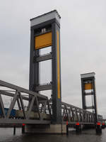 Die  Neue Bahnbrücke Kattwyk , die ausschließlich dem Eisenbahnverkehr vorbehalten ist, wird hier von einem Container-Güterzug befahren.