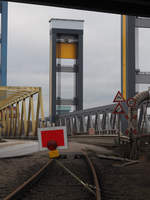 Die Zufahrt zur  alten  Kattwykbrücke ist für den Eisenbahnverkehr gesperrt. Diese war bis September 2020 eine kombinierte Hubbrücke für Eisenbahn und Straße.
Im Hintergrund sieht man die  Neue Bahnbrücke Kattwyk , (ebenfalls Hubbrücke) die ausschließlich dem Eisenbahnverkehr vorbehalten ist.

Auf der alten Brücke, die jetzt nur noch der Straße vorbehalten ist, sind im Dezember 2020 schon die Oberleitungen demontiert.

Hamburg, der 28.12.2020