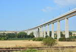 Mit 2668m Länge ist die Unstruttalbrücke der VDE8.1 Strecke Erfurt Leipzig ein beeindruckendes Bauwerk. Unten führt die Bahnstrecke Naumburg - Reinsdorf entlang.

Karsdorf 07.08.2018