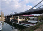 Die neue Bahnbröcke über den Neckar -    ...