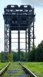 Die Gleisreste der ehemaligen Zufahrt zu der zerstörten Hubbrücke Karnin auf der Insel Usedom.