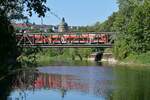 Bahnbrücken über die Donau (||) - Auf der Fahrt von Ulm nach Donaueschingen überquert RE 55 / 3206 am 11.08.2022 in Sigmaringen die Donau