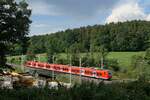 Zwischen Mochenwangen und Aulendorf im Schussentobel bei Kilometer 162.0 berquert IRE 3 / 4818 auf der Fahrt von Friedrichshafen Stadt nach Ulm die Schussen das zweite Mal und wird das Fliegewsser