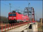 RE26198 Hoyerswerda - Leipzig Hbf (RE11) passiert, gezogen von 143 058, die Torgauer Elbebrcke, 04.02.08.