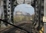 Festgehaltene Eindrcke whrend der Ruhrgebietssonderfahrt am 12.04.2008 der HEG: Blick von der Haus-Knipp-Brcke in Duisburg auf Werksteile von Thyssenkrupp Steel.