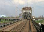 Festgehaltene Eindrcke whrend der Ruhrgebietssonderfahrt am 12.04.2008 der HEG: Blick auf die Haus-Knipp-Brcke, Thyssenkrupp Steel und links auf die A43 in Duisburg.