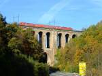 Diedenhainer Viadukt   (erbaut 1846-1852)  an einem Herbsttag 2006 mit der Regionlbahn Chemnitz-Riesa