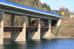 Der Bigge-Express hat einen kleinen Tunnel bei Sondern verlassen und fhrt ber die Dumicketal-Brcke; 07.03.2009